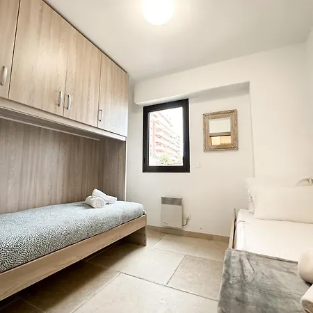 Luxurious 3 Rooms, Pool, Bnbrickeys Apartament *