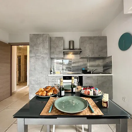 Luxurious 3 Rooms, Pool, Bnbrickeys *