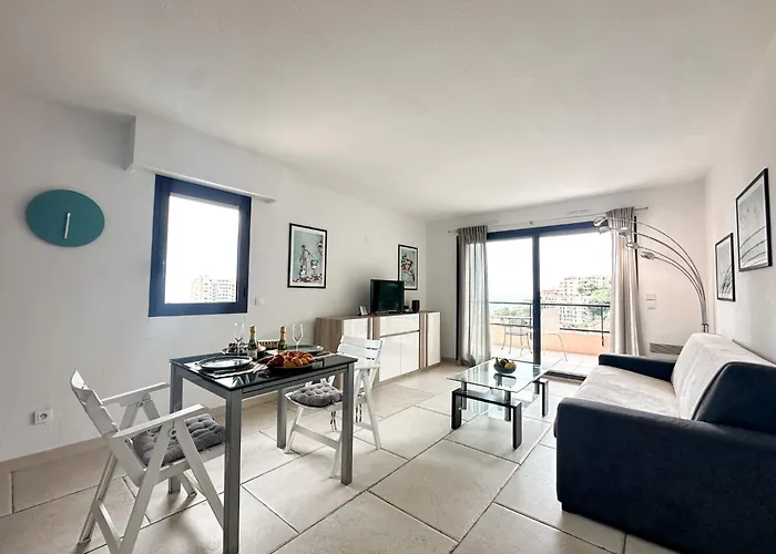 Luxurious 3 Rooms, Pool, Bnbrickeys Apartament