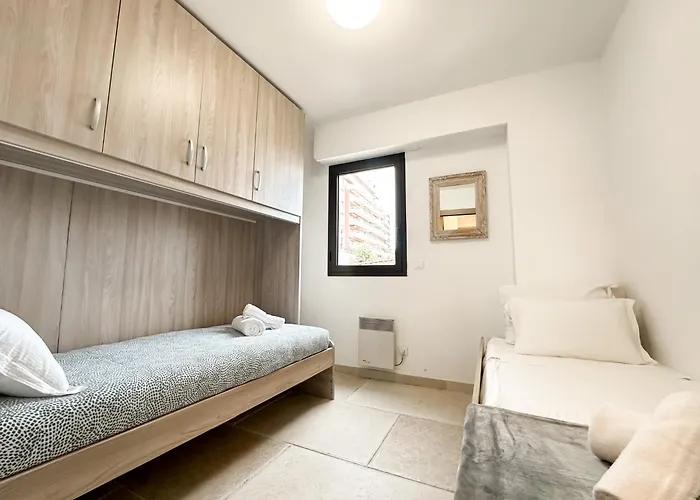 Luxurious 3 Rooms, Pool, Bnbrickeys Apartament *