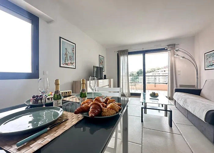 Luxurious 3 Rooms, Pool, Bnbrickeys